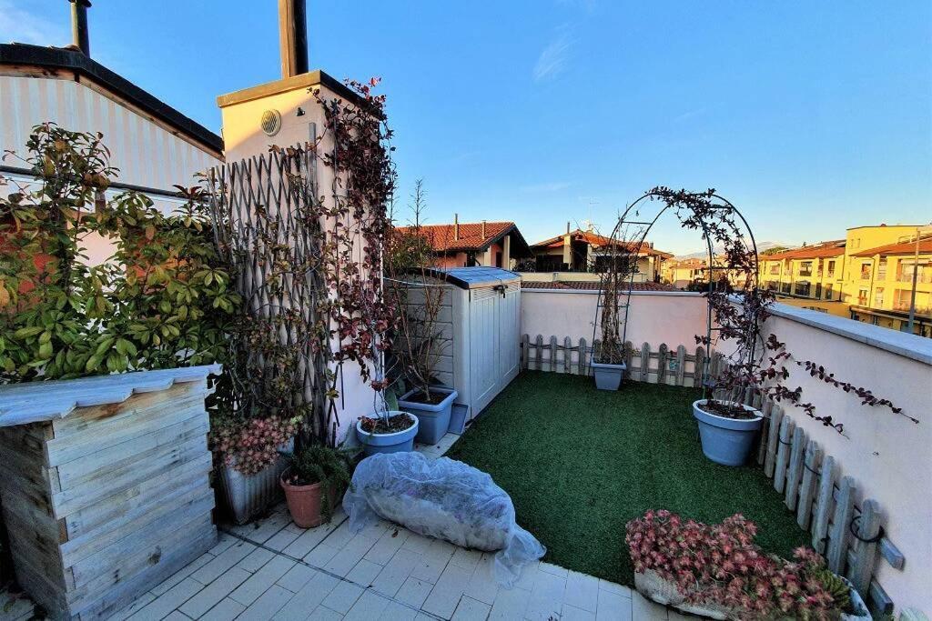 Il Torchio Rooftop Apartment With Wide Terrace Сірміоне Екстер'єр фото