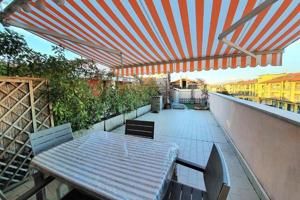 Il Torchio Rooftop Apartment With Wide Terrace Сірміоне Екстер'єр фото